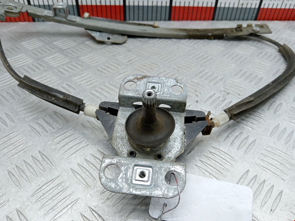 Стеклоподъемник задний правый VOLKSWAGEN Passat B3 1988-1993