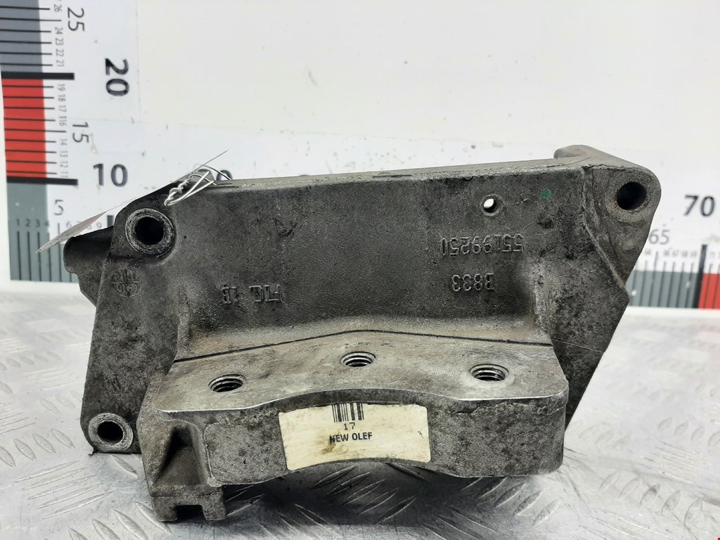 Кронштейн (крепление лапа) двигателя Opel Corsa D (2006-2014)