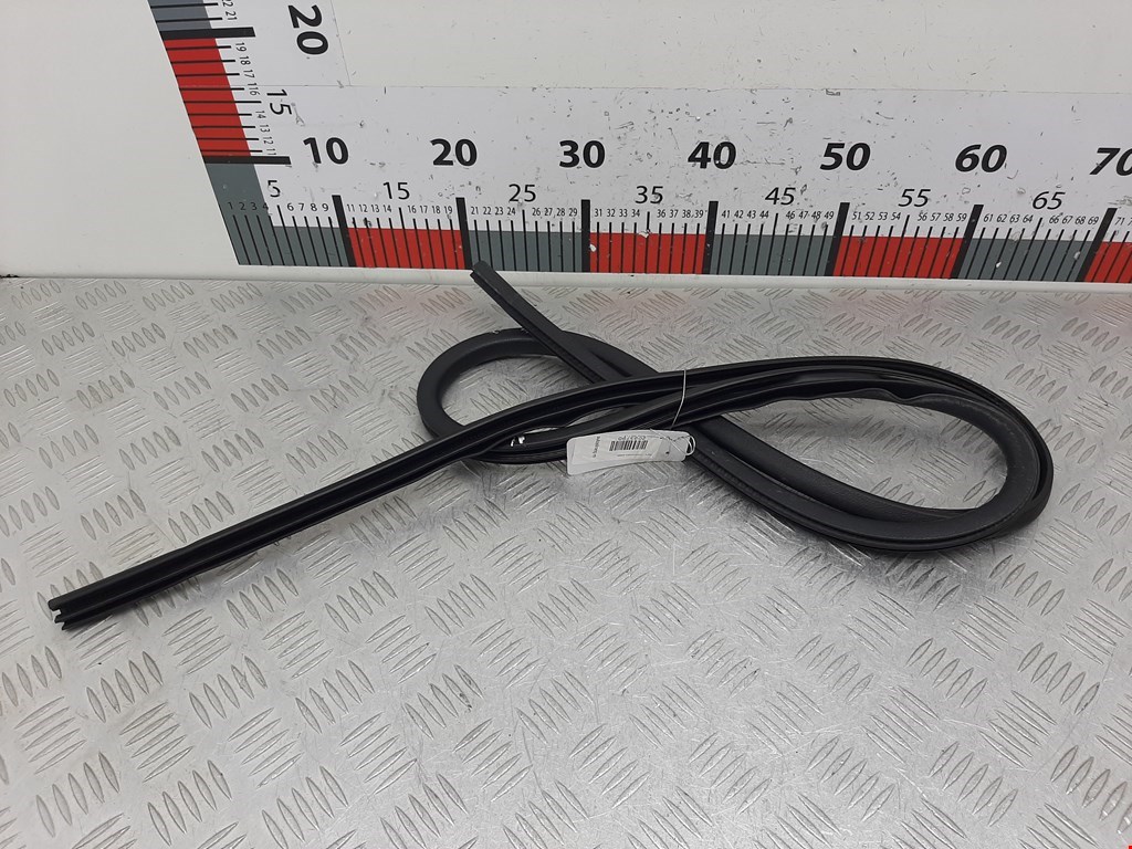 Уплотнитель двери MITSUBISHI Space Star 1999-2006