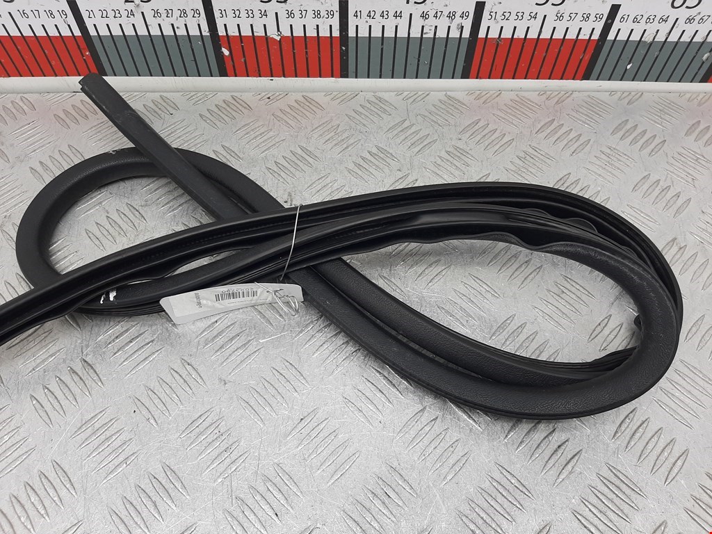 Уплотнитель двери MITSUBISHI Space Star 1999-2006