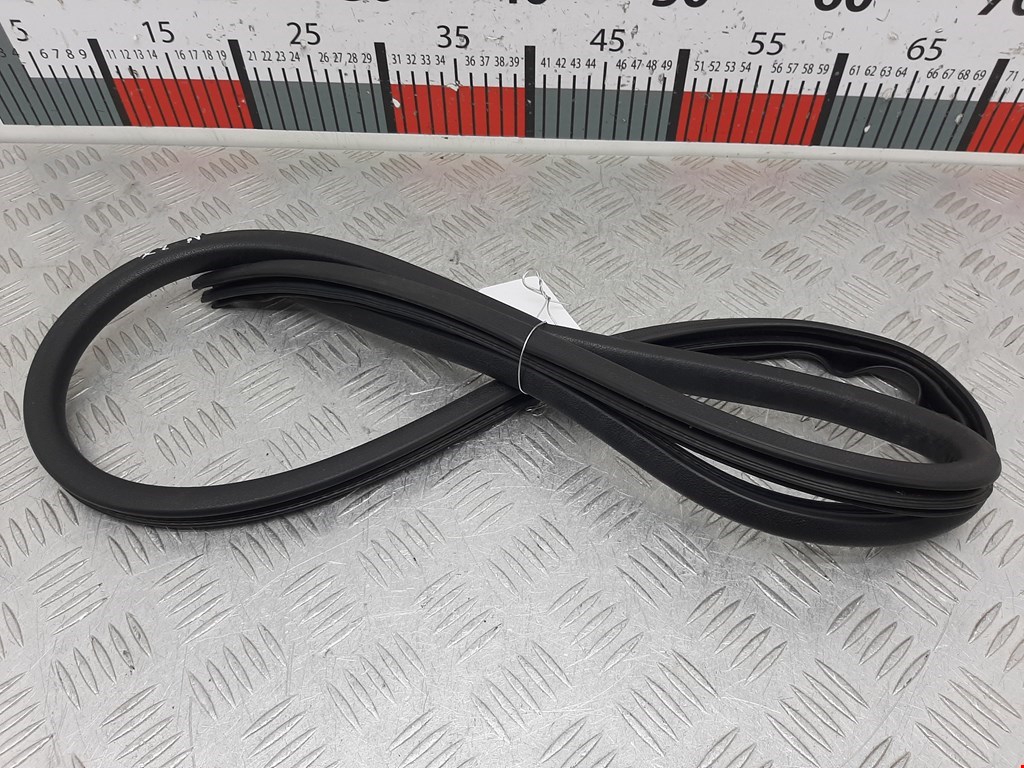 Уплотнитель двери MITSUBISHI Space Star 1999-2006