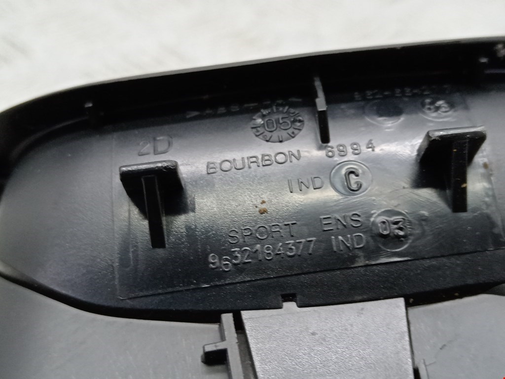 Дефлектор воздушный PEUGEOT 206 1998-2012