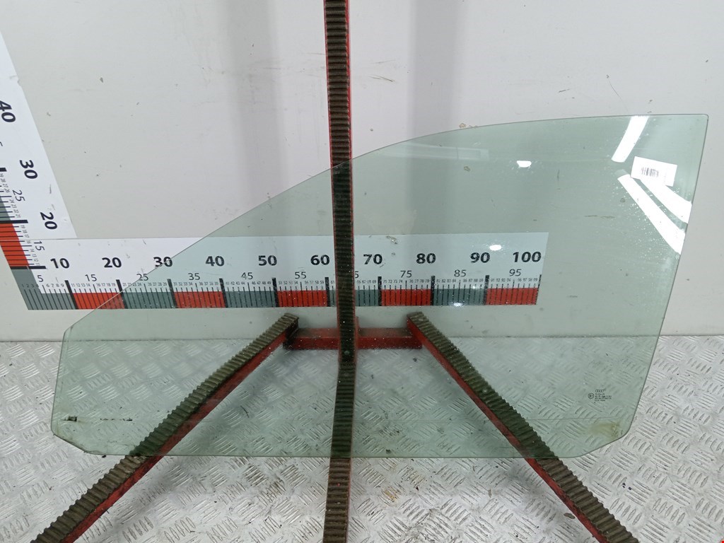 Стекло двери переднее левое AUDI A4 B5 1995-2001