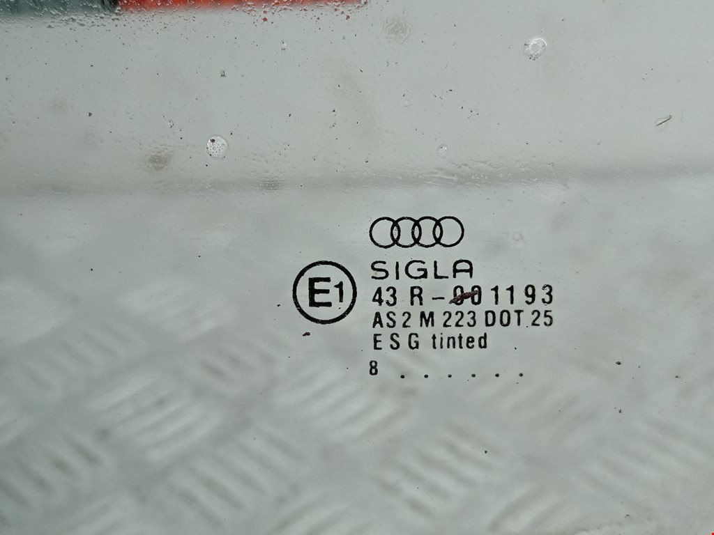 Стекло двери переднее левое AUDI A4 B5 1995-2001