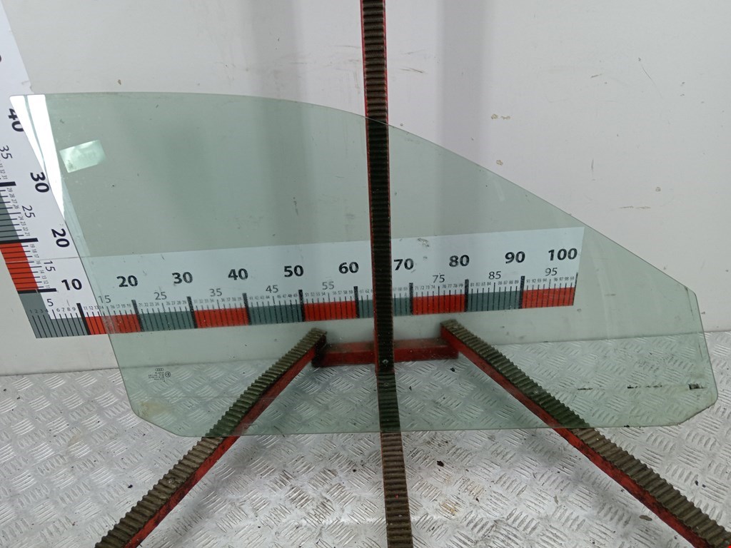 Стекло двери переднее левое AUDI A4 B5 1995-2001