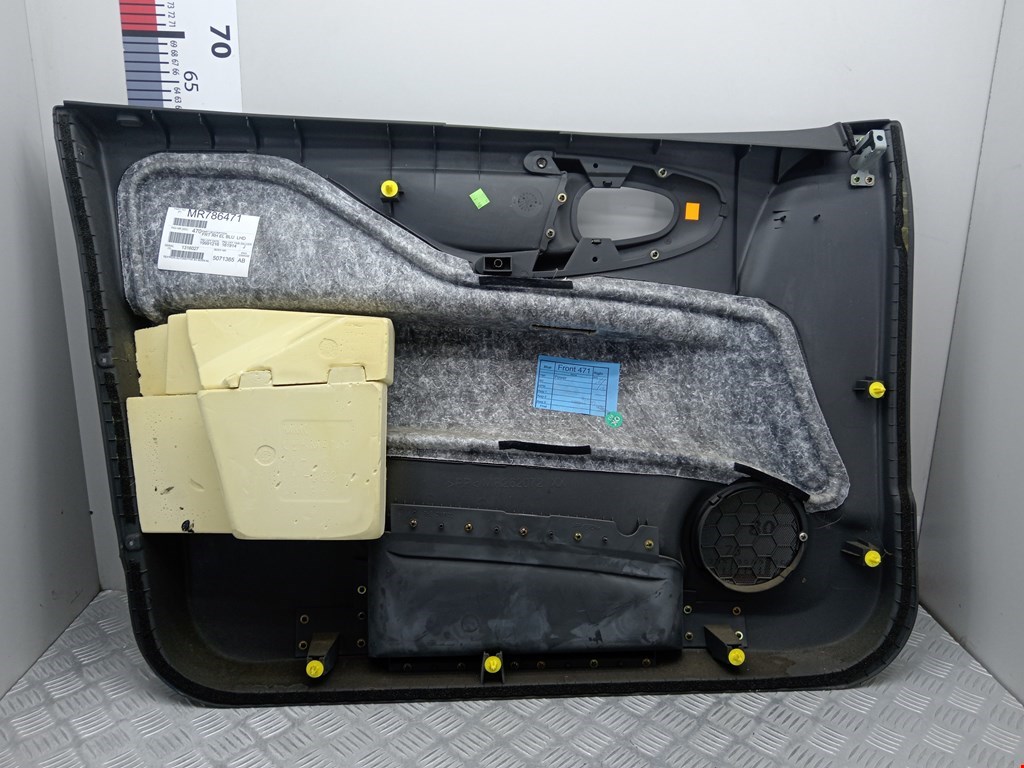 Обшивка двери передняя правая MITSUBISHI Space Star 1999-2006