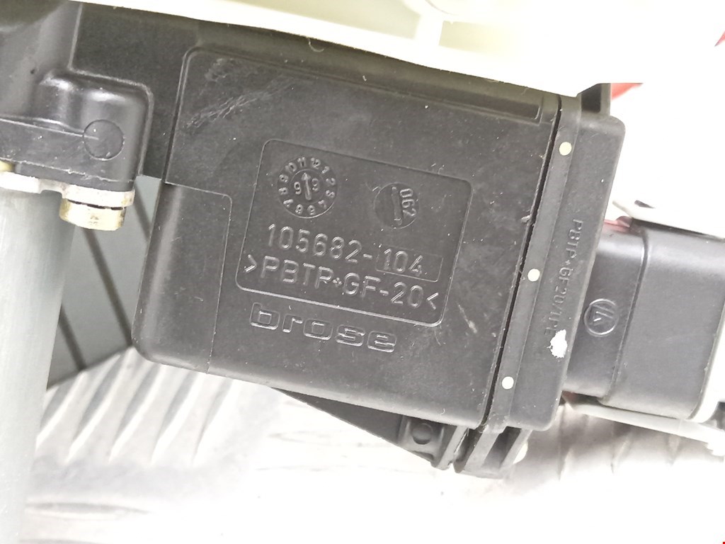 Стеклоподъемник задний правый MITSUBISHI Space Star 1999-2006