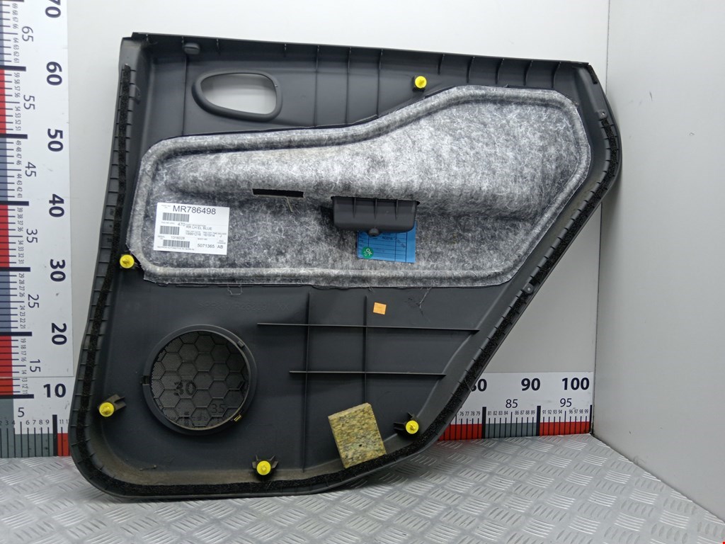 Обшивка двери задняя левая MITSUBISHI Space Star 1999-2006