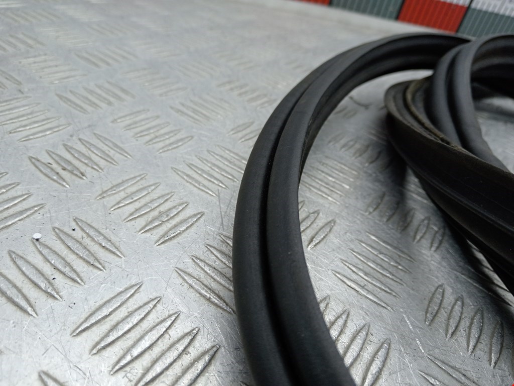 Уплотнитель (наружный) OPEL Meriva A 2003-2010