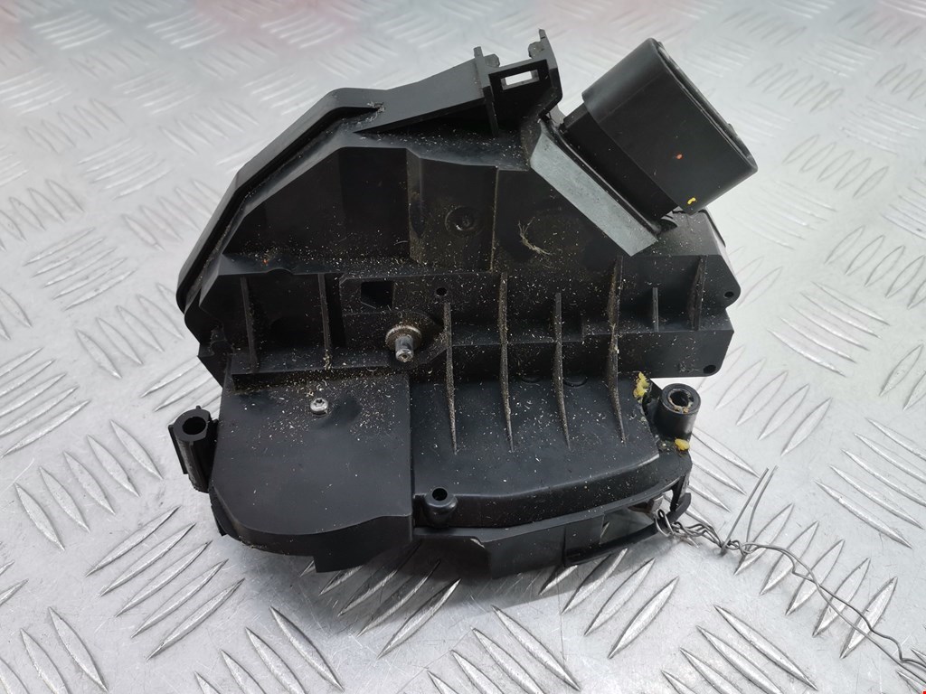 Замок двери передней правой FORD Fiesta 2008-2012