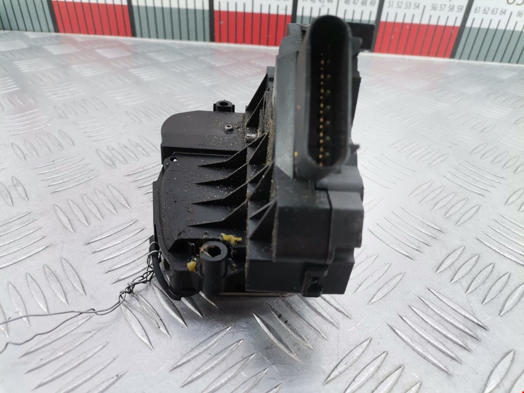 Замок двери передней правой FORD Fiesta 2008-2012