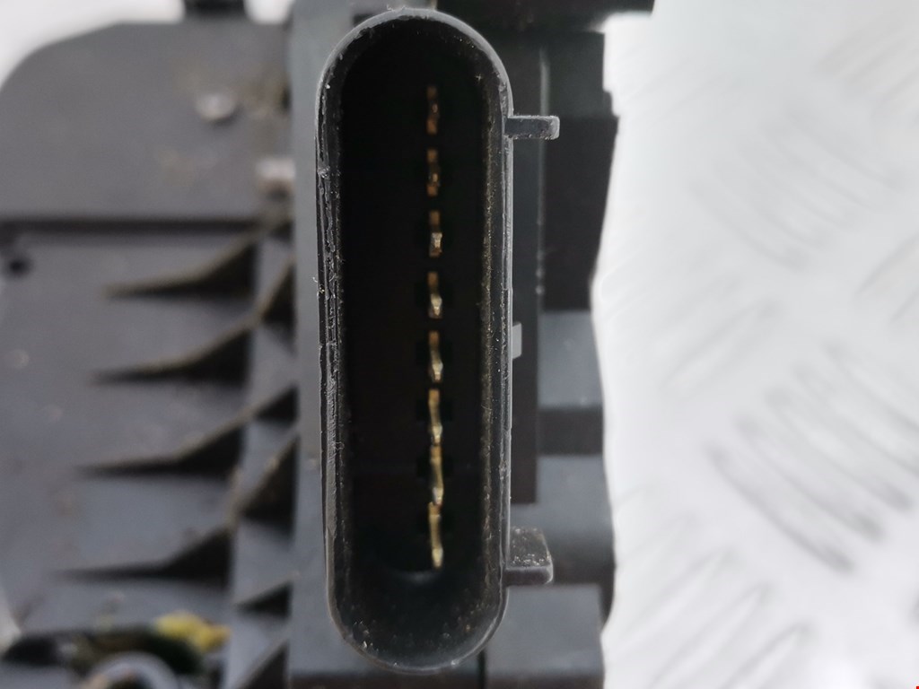 Замок двери передней правой FORD Fiesta 2008-2012