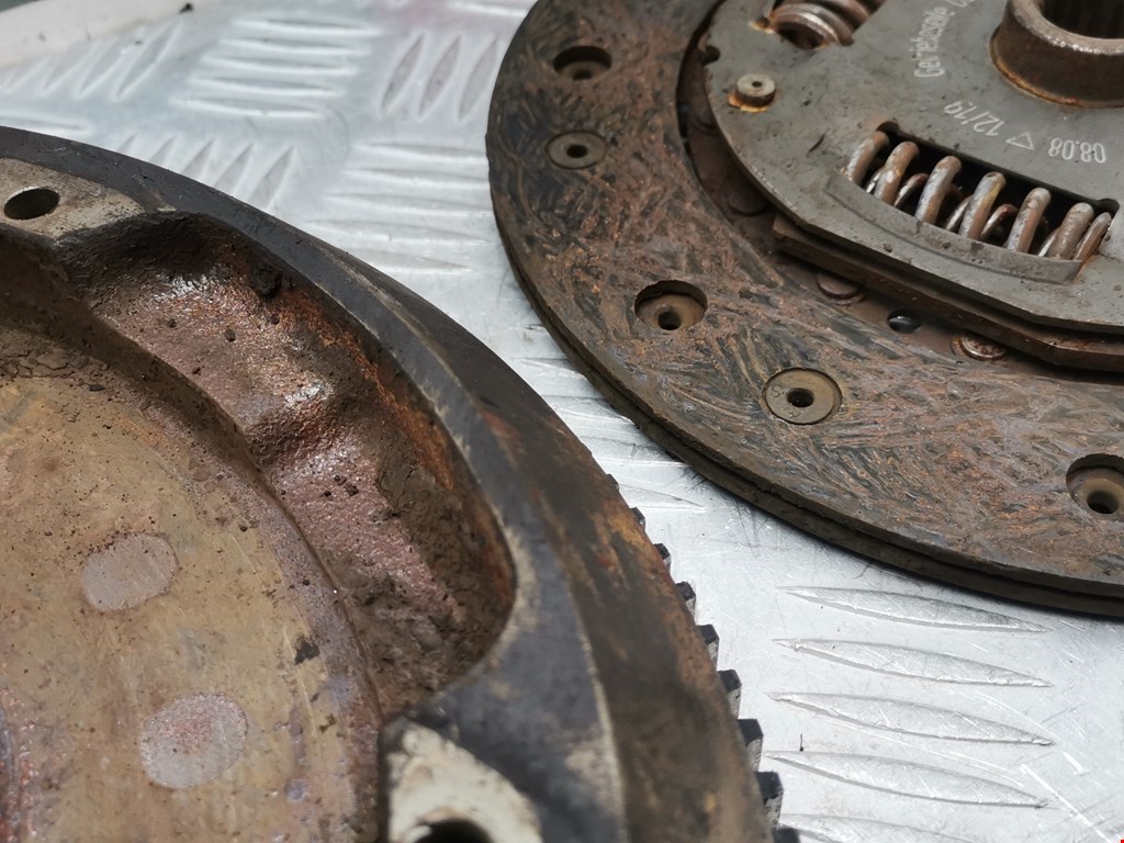 Маховик (демпфер сцепления) OPEL Corsa C 2000-2006