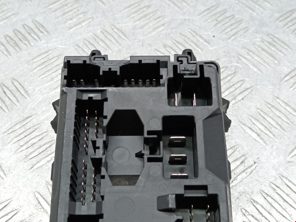 Блок реле MITSUBISHI Space Star 1999-2006