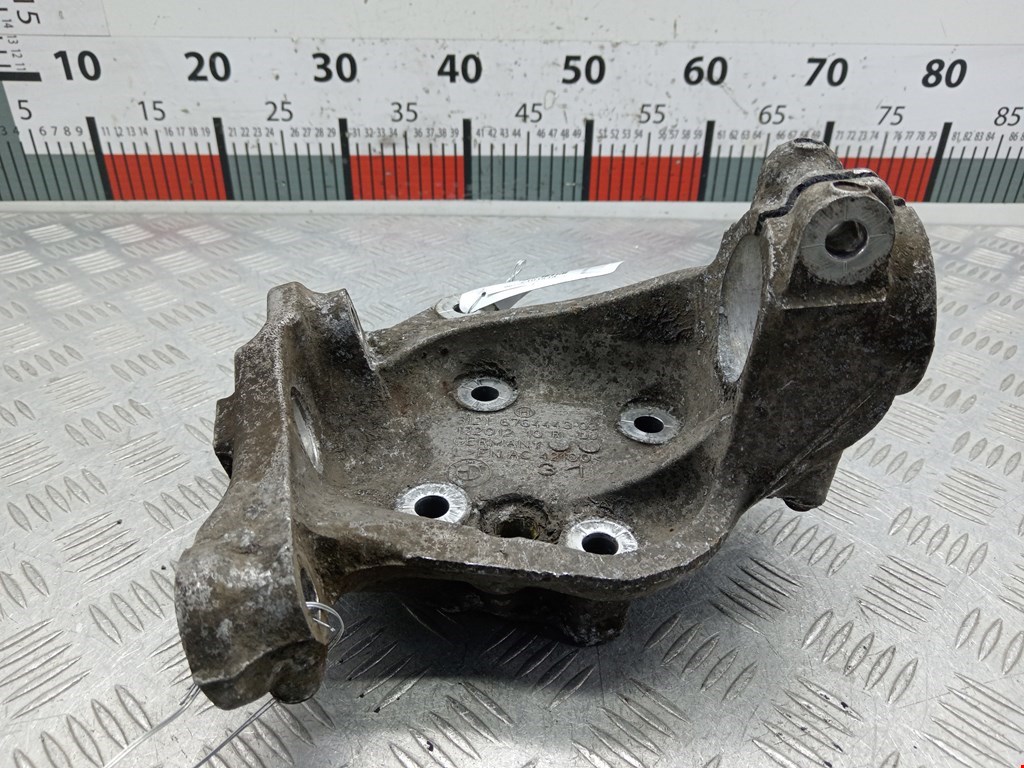 Кулак поворотный левый BMW 3-Series (E90/E91/E92/E93) (2004-2013)