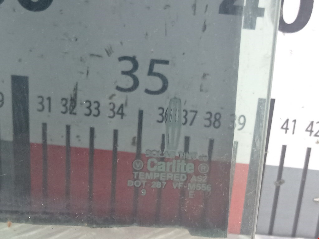 Стекло двери заднее левое LINCOLN Town Car III 1997-2011