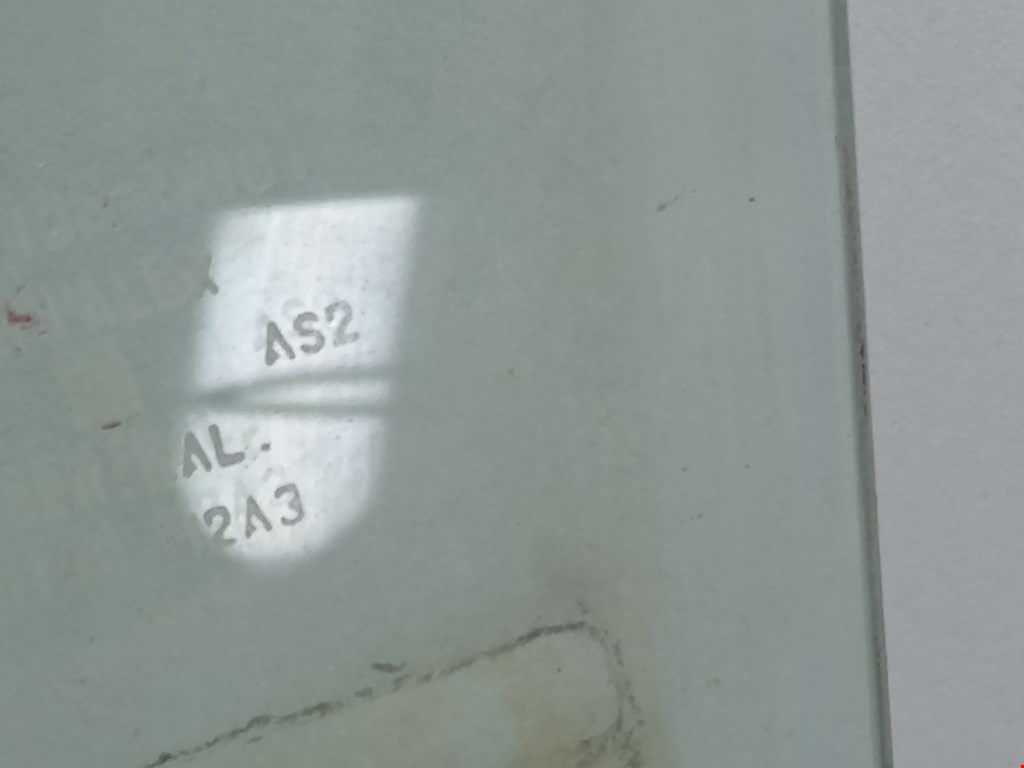 Стекло двери заднее левое SUZUKI Baleno 1995-2002