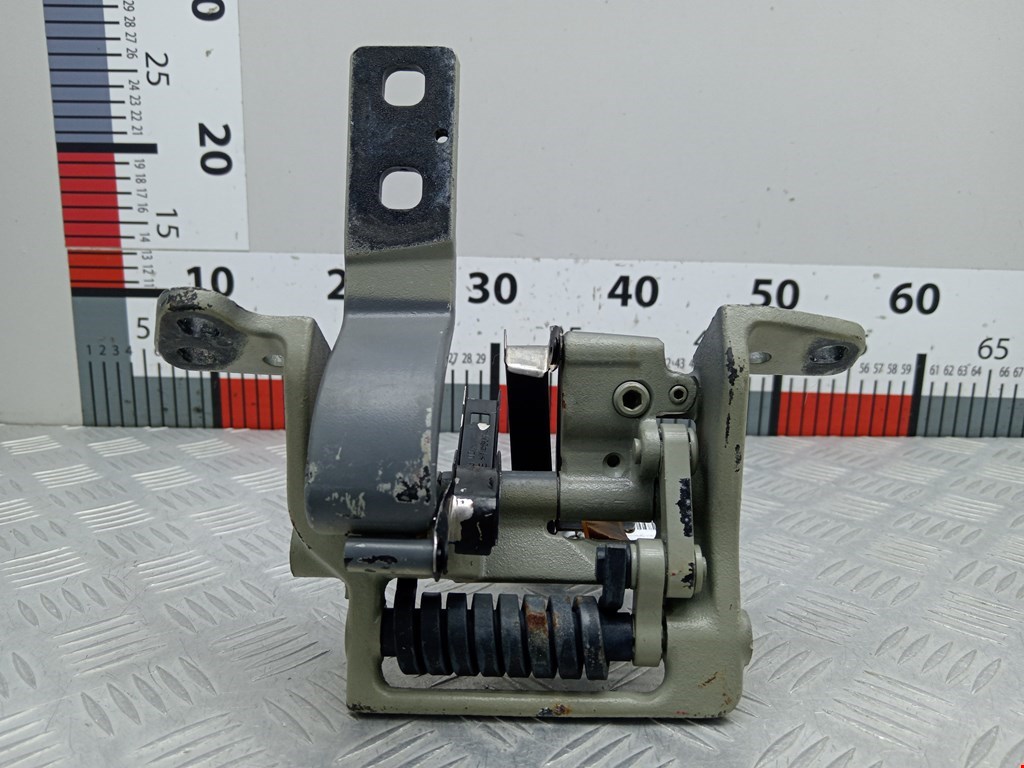 Петля крышки (двери) багажника BMW 5-Series (E60/E61) (2003-2010)