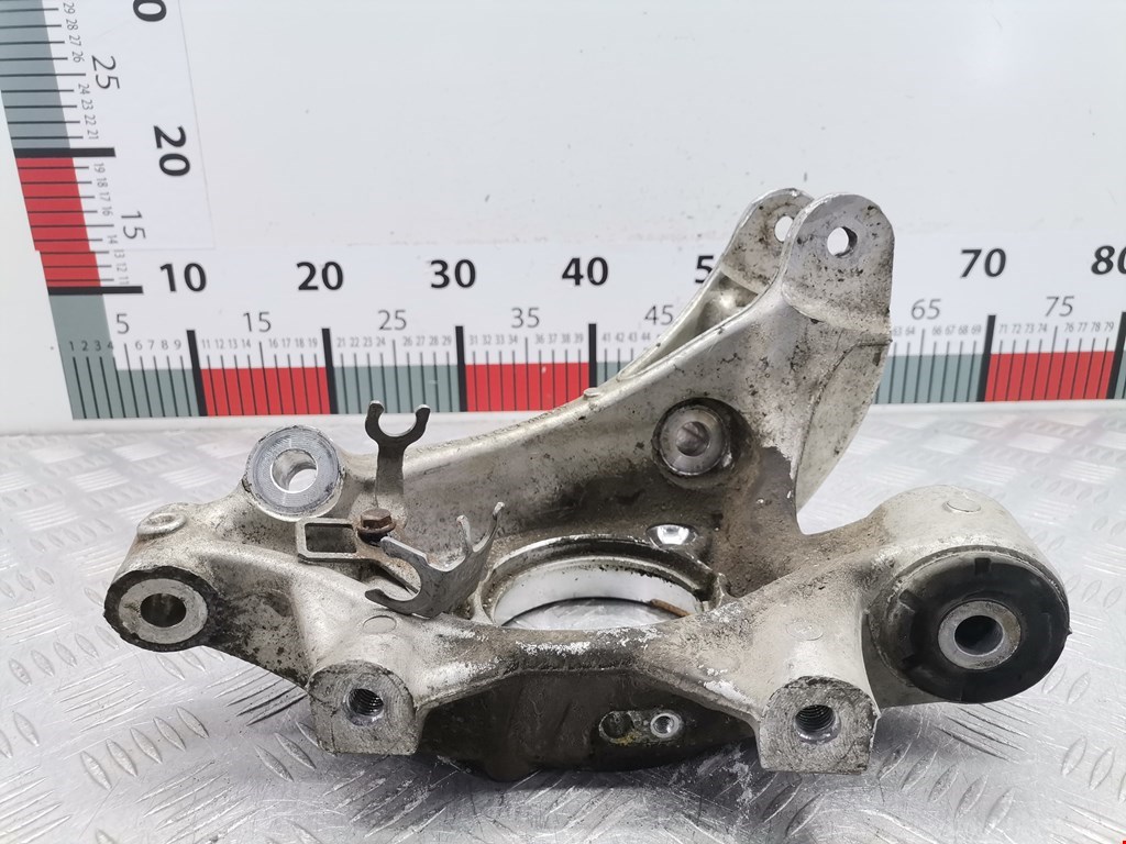 Кулак задний правый Volkswagen Touareg 2 (2010-2018)