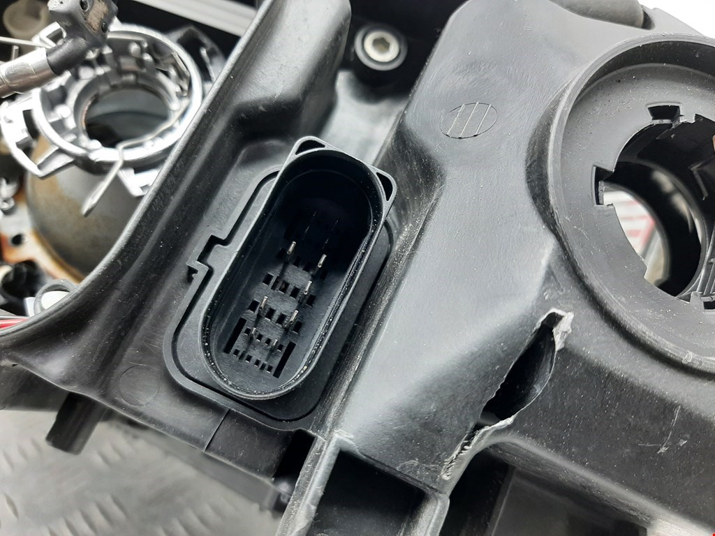 Фара правая AUDI A6 C6 2004-2010