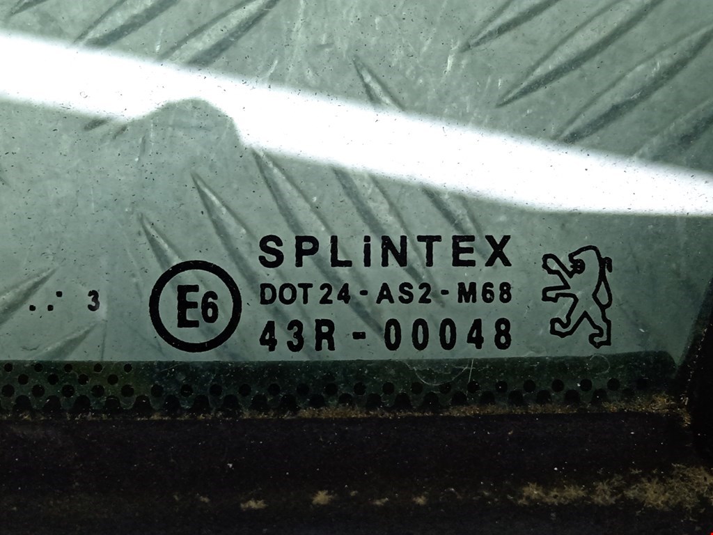 Стекло двери передней левой (форточка) PEUGEOT 307 2001-2008