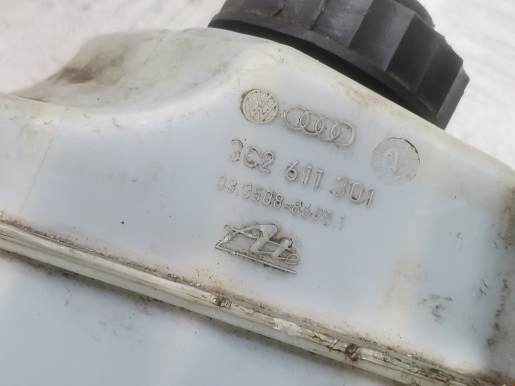 Бачок главного тормозного цилиндра VOLKSWAGEN Passat B7 2011-2015