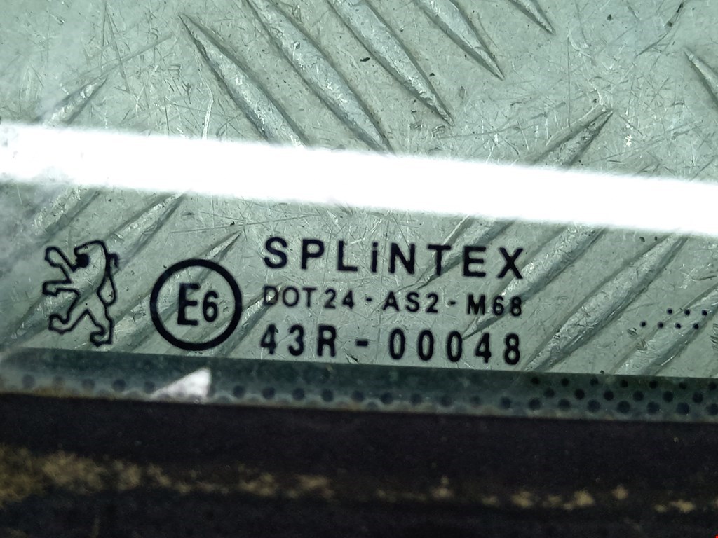 Стекло двери передней правой (форточка) PEUGEOT 307 2001-2008