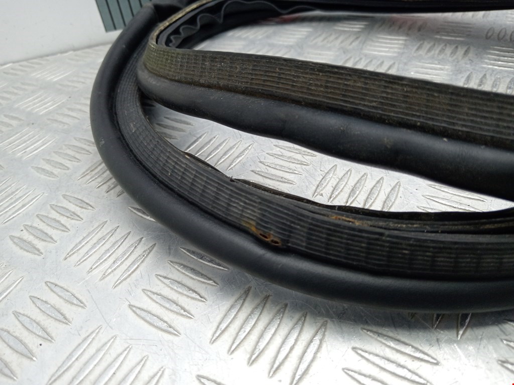 Уплотнитель (наружный) PEUGEOT 307 2001-2008