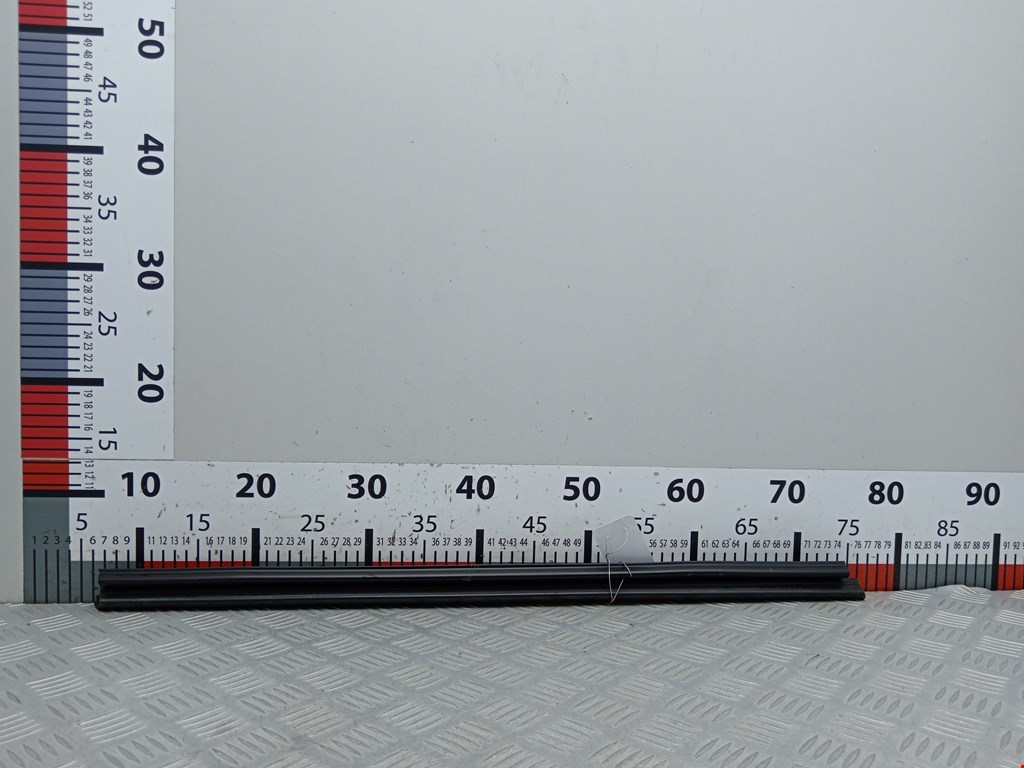 Направляющая стекла двери Volkswagen Passat 6 (2005-2010)