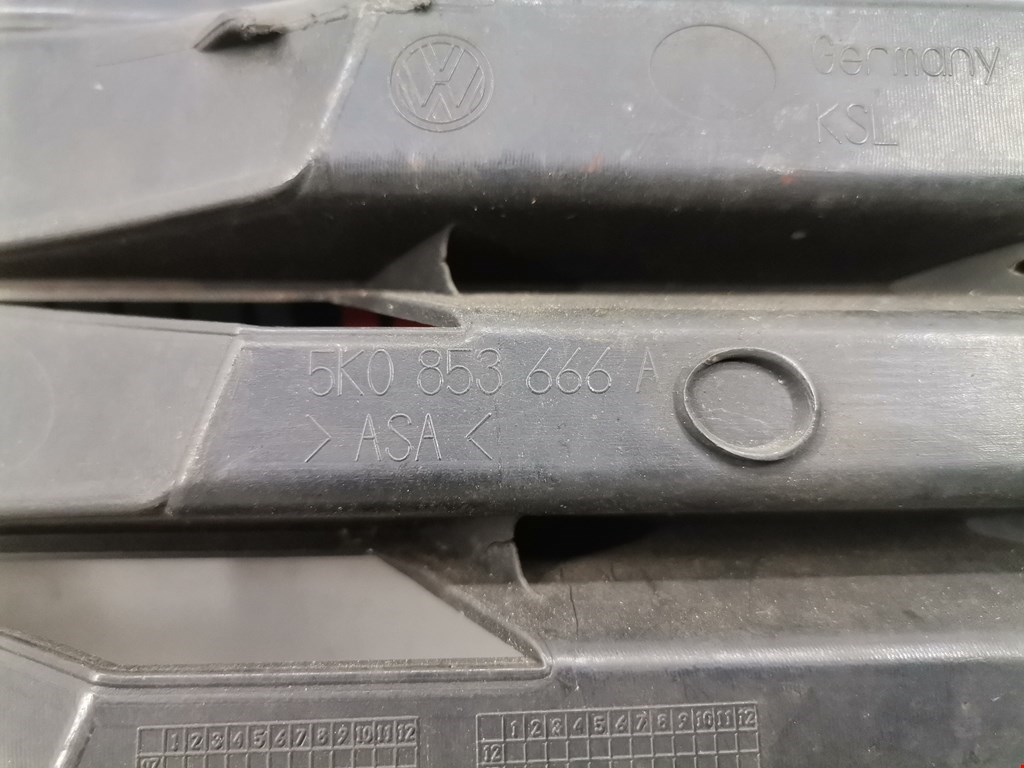 Решетка в бампер VOLKSWAGEN Golf VI 2009-2012