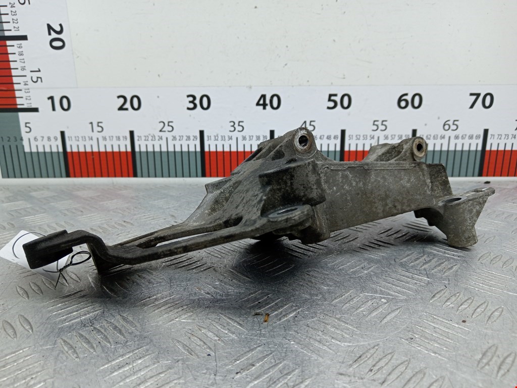 Кронштейн генератора RENAULT Megane II 2002-2009