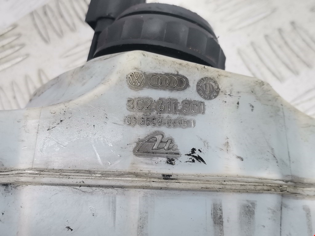 Бачок главного тормозного цилиндра VOLKSWAGEN Passat B7 2011-2015