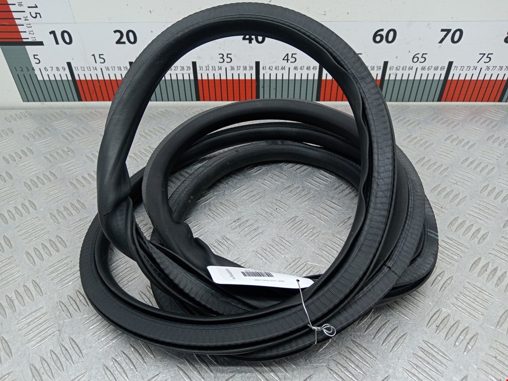 Уплотнитель двери OPEL Mokka 2012-2019