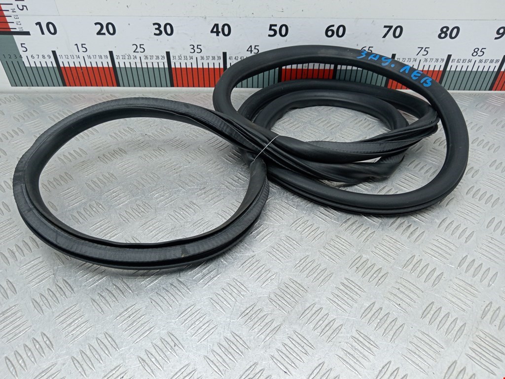 Уплотнитель двери OPEL Mokka 2012-2019