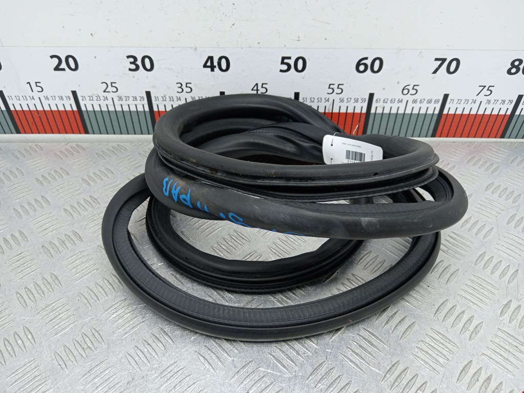 Уплотнитель двери OPEL Mokka 2012-2019