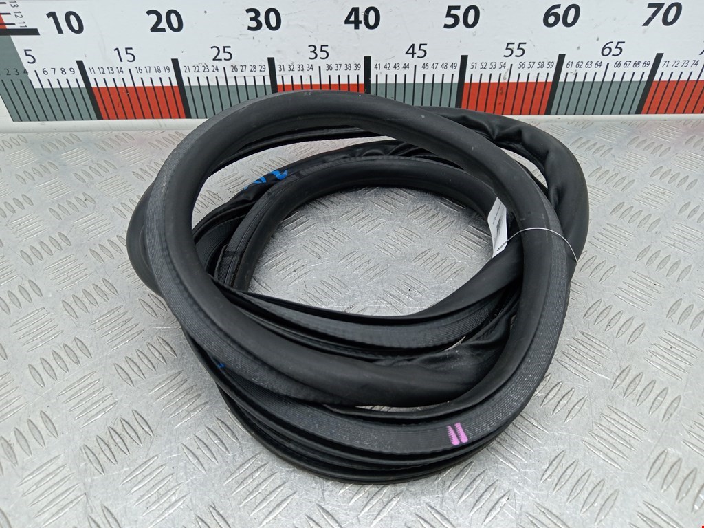 Уплотнитель двери OPEL Mokka 2012-2019