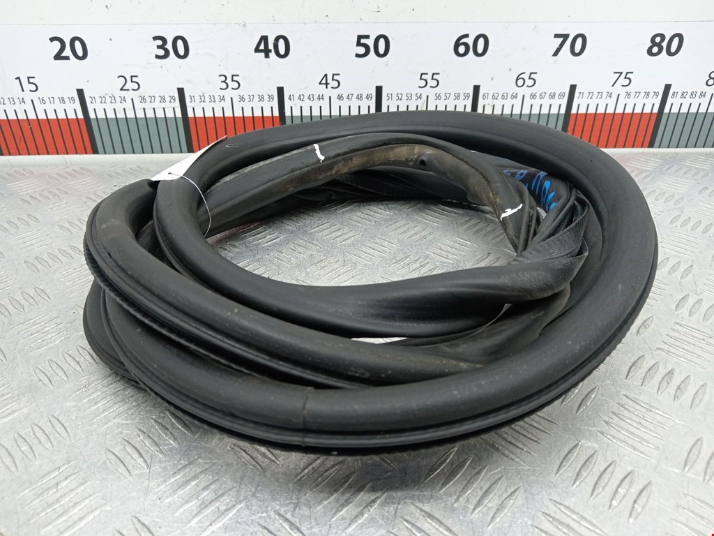 Уплотнитель двери OPEL Mokka 2012-2019