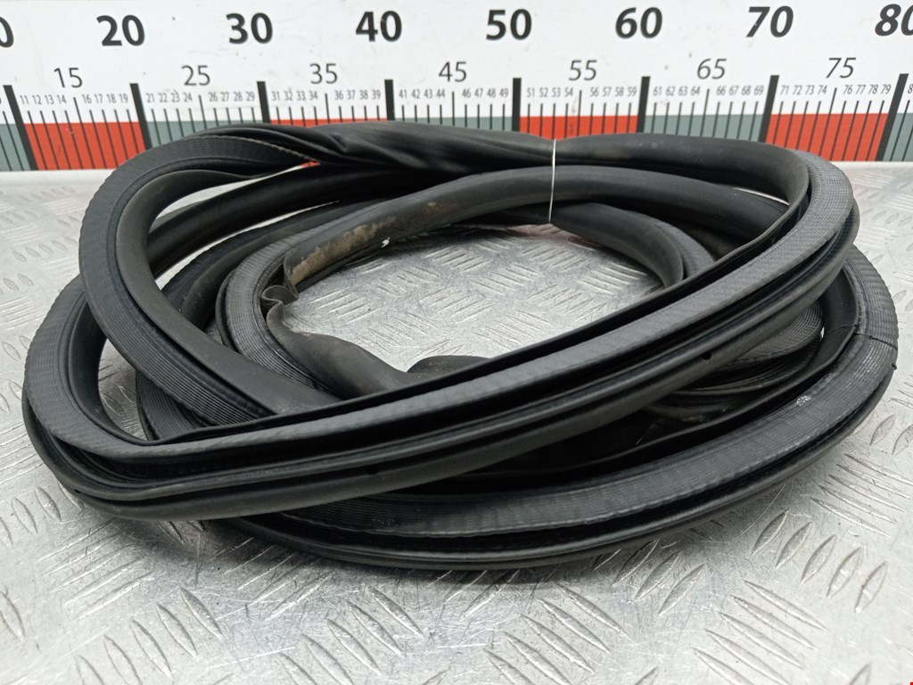 Уплотнитель двери OPEL Mokka 2012-2019