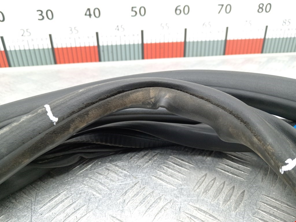 Уплотнитель двери OPEL Mokka 2012-2019