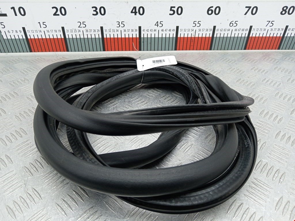 Уплотнитель двери VOLKSWAGEN Golf VI 2009-2012