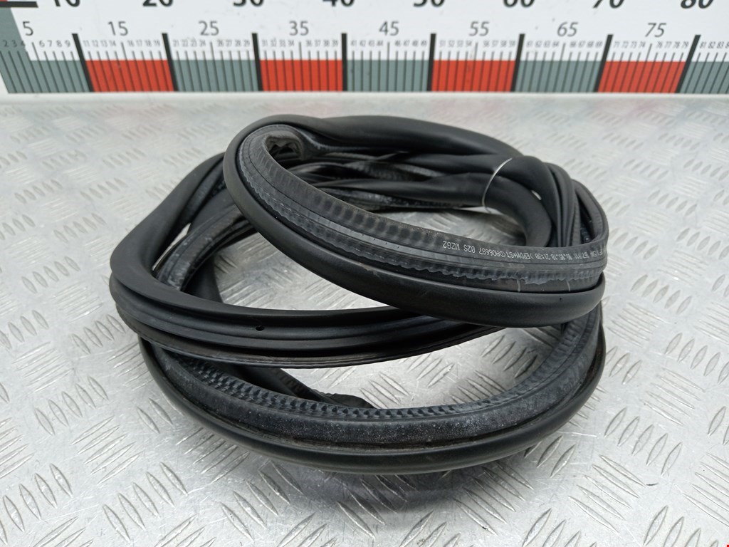 Уплотнитель двери VOLKSWAGEN Golf VI 2009-2012