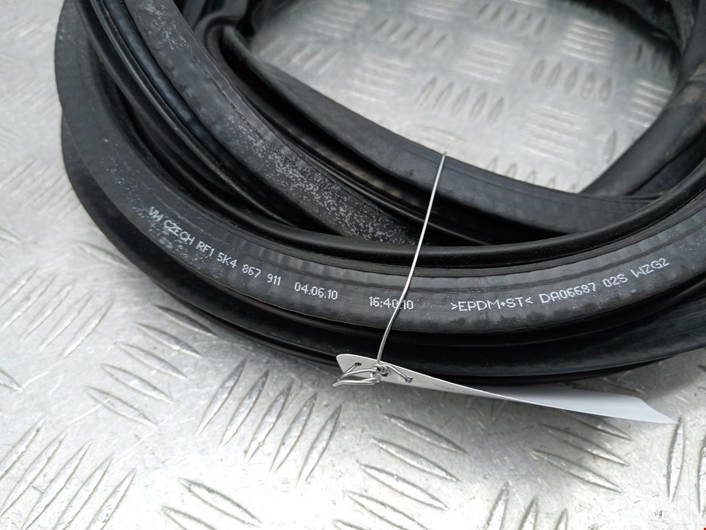 Уплотнитель двери VOLKSWAGEN Golf VI 2009-2012