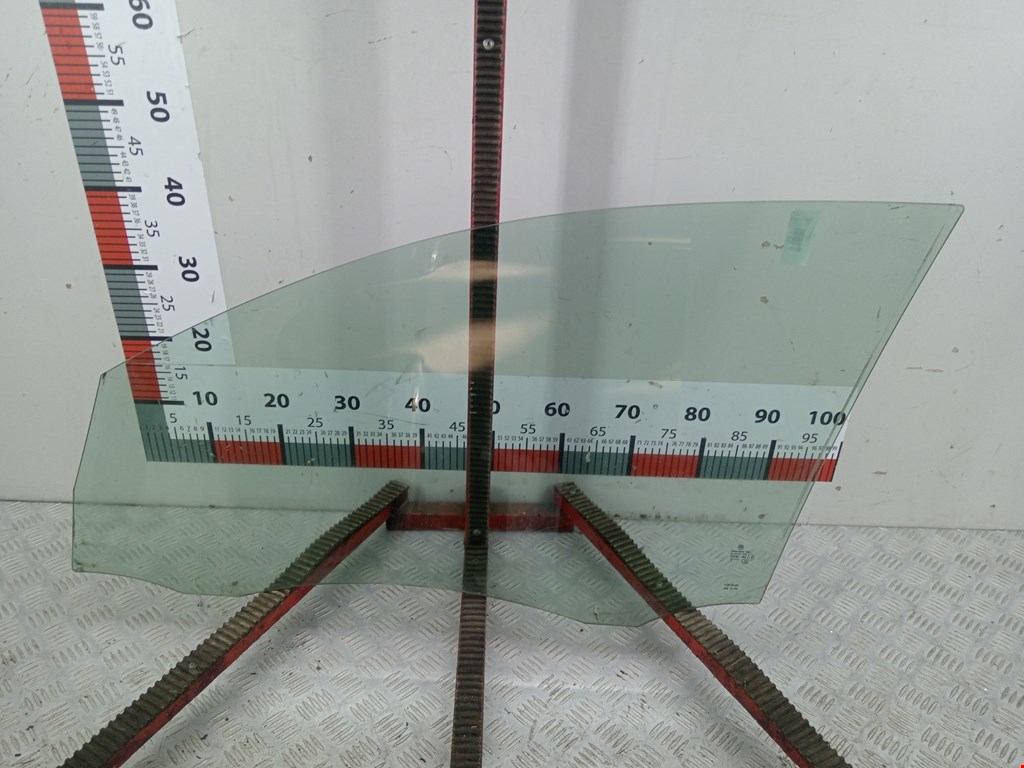 Стекло двери переднее правое VOLKSWAGEN Golf VI 2009-2012