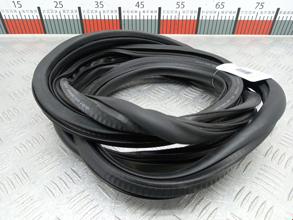 Уплотнитель двери VOLKSWAGEN Golf VI 2009-2012