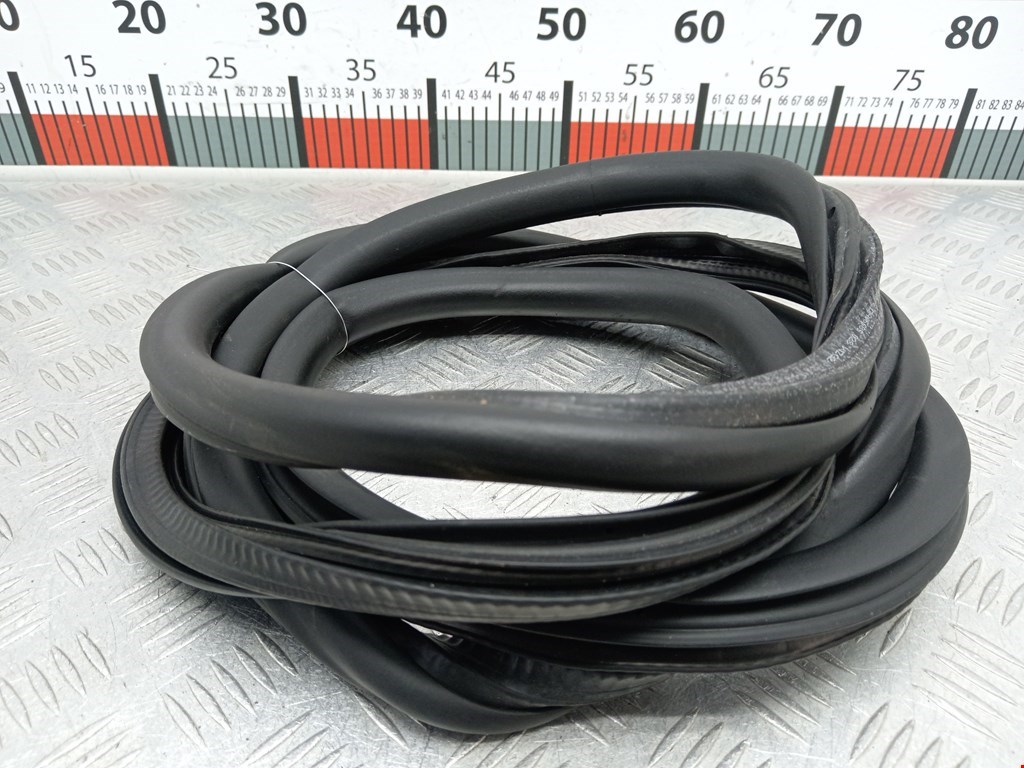 Уплотнитель двери VOLKSWAGEN Golf VI 2009-2012