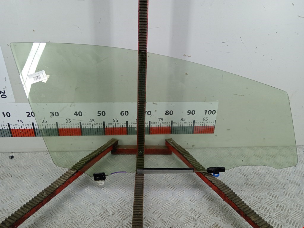 Стекло двери переднее правое TOYOTA Prius III XW30 2009-2015