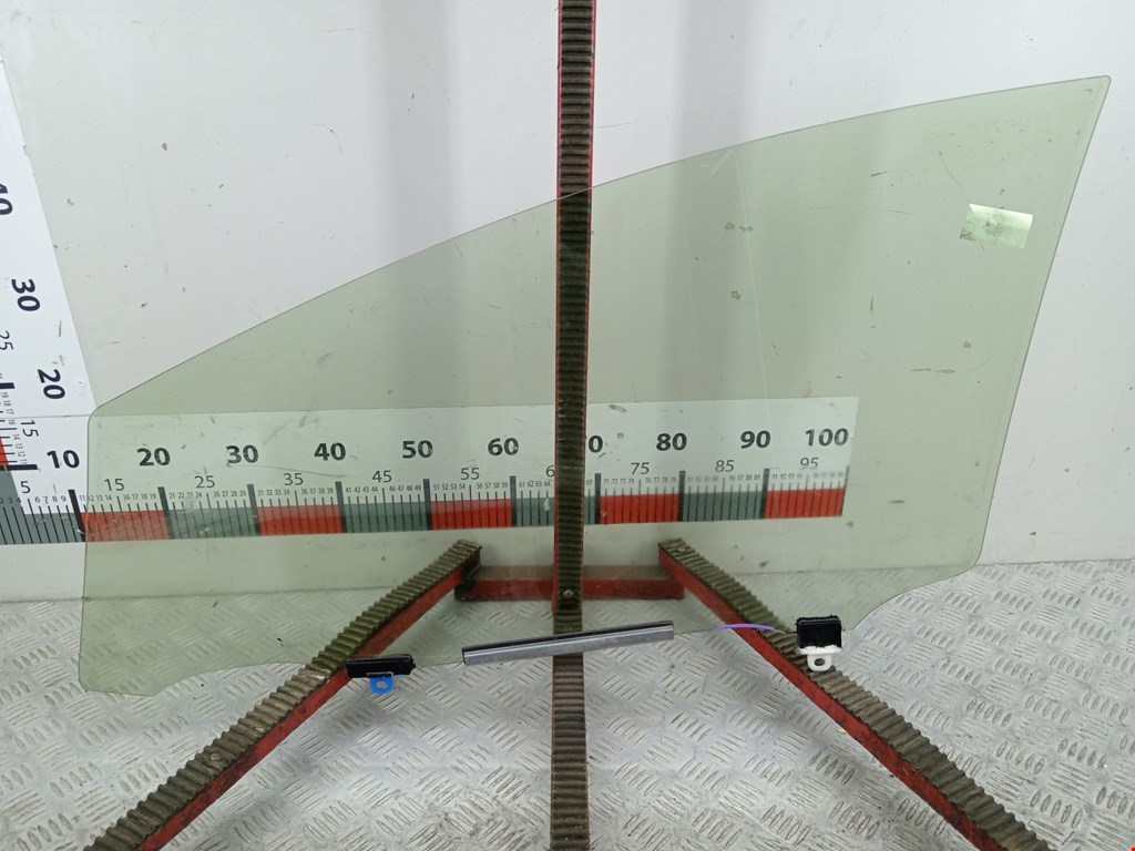 Стекло двери переднее правое TOYOTA Prius III XW30 2009-2015