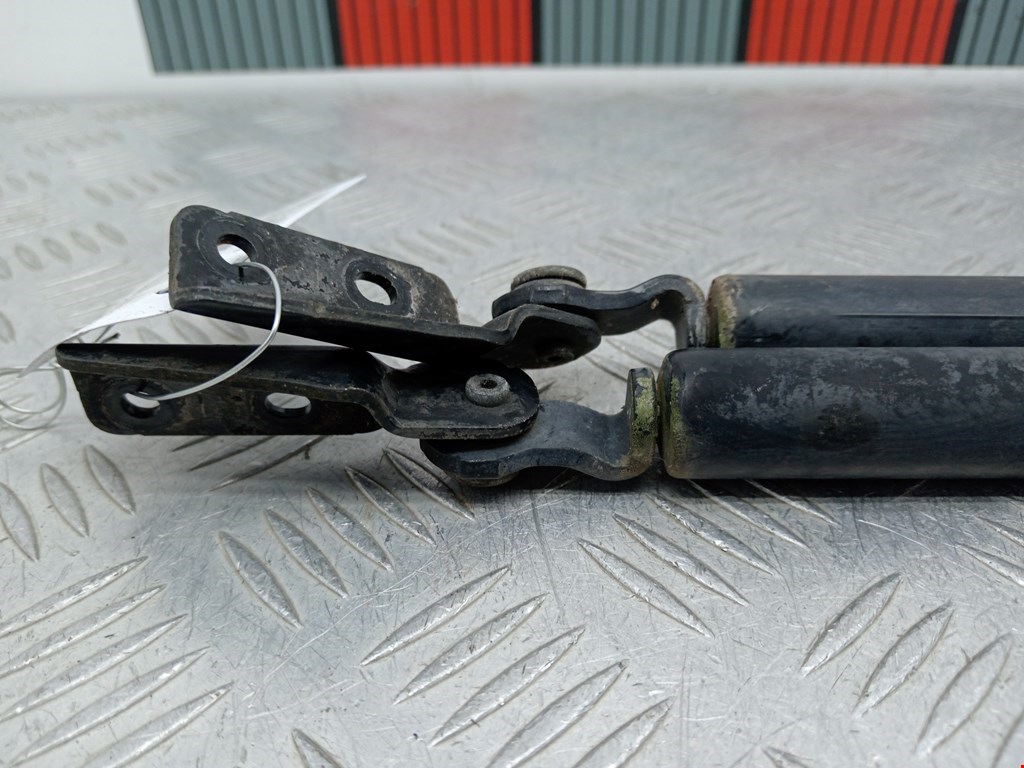 Амортизатор крышки (двери) багажника SUBARU Forester II 2002-2008