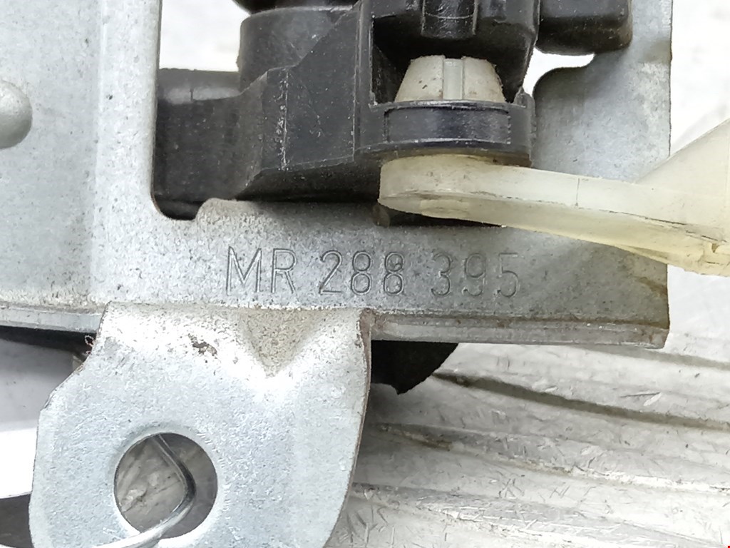 Ручка дверная передняя внутренняя левая MITSUBISHI Carisma 1995-1999