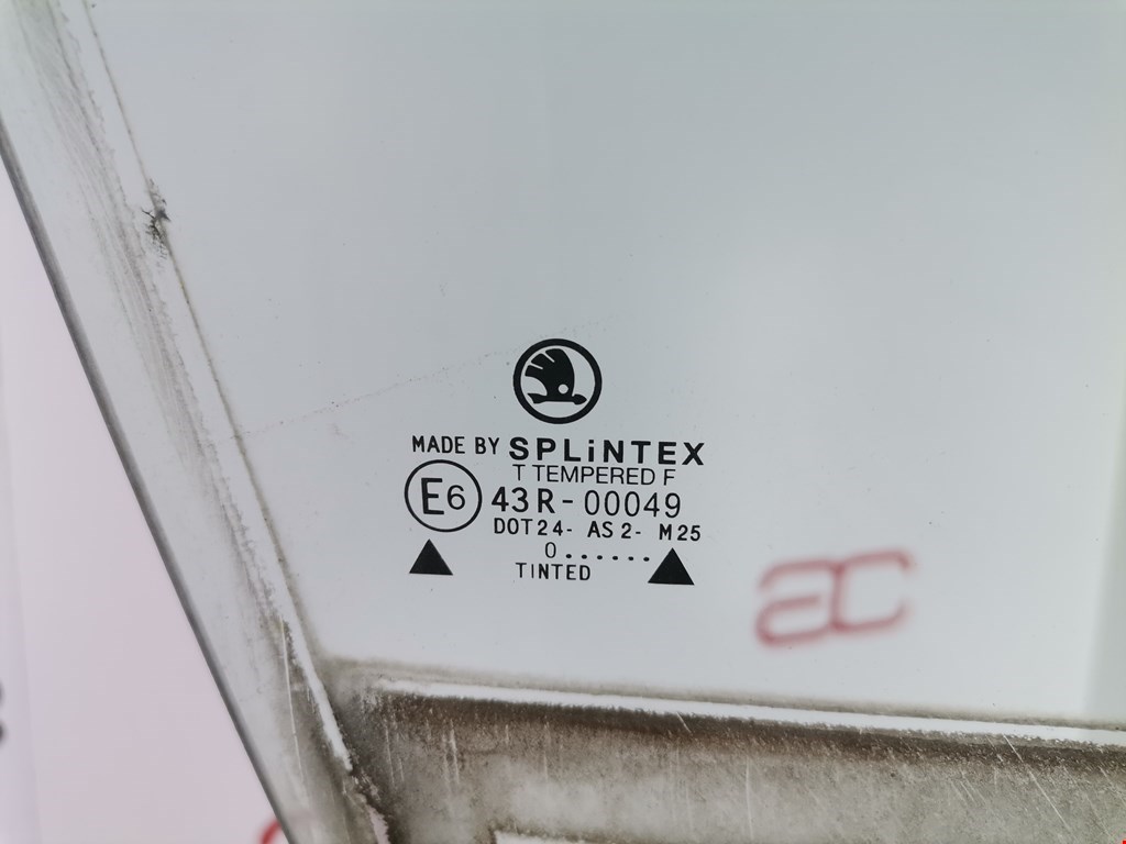 Стекло двери переднее правое SKODA Octavia A4 1U- 1997-2010